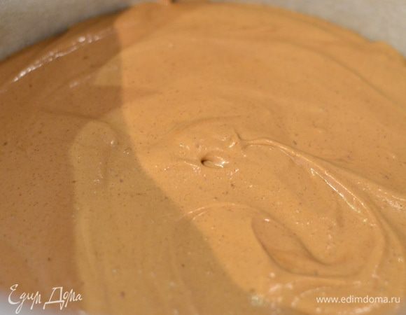 Вылейте на корж большую часть мусса с арахисовой пастой.