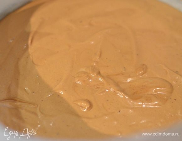 Затем положите на мусс другой корж и вылейте остальной мусс без пасты. Отправьте торт в холодильник как минимум на часов 5-6.