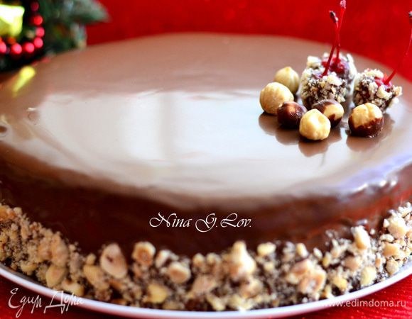 Приготовить ганаш, поломать на мелкие кусочки шоколад, разогреть сливки, не кипятить, добавить шоколад, масло,мешать до растворения шоколада, мешать не спеша, чтобы не было пузырьков. Остудить. Полить торт ганешем,бока украсить дробленным фундуком. Поставить в холодильник до застывания ганаша.