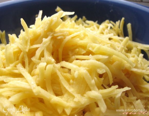 Картофель очистить и натереть на крупной терке.