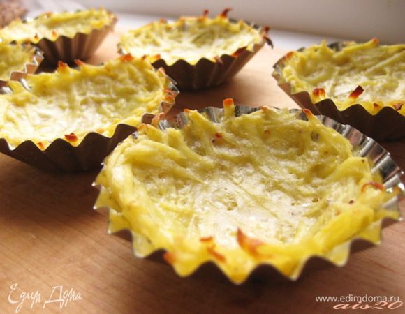 Выпекать в разогретой до 200о С духовке в течение 20 минут.
Готовые кокотницы вынуть из духовки и дать остыть в формочках.