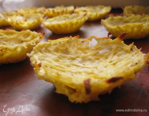 Затем, аккуратно поддевая деревянной шпажкой, извлечь картофельные кокотницы из формочек.