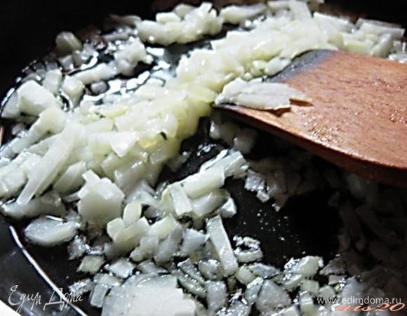 Приготовить начинку.
Лук очистить и мелко нарезать, пассеровать на сковороде с растительным маслом.