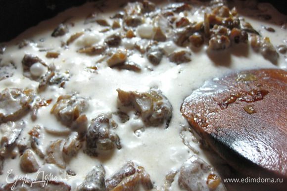 Выложить грибы к луку и обжаривать до готовности, затем добавить мускатный орех, посолить и поперчить по вкусу, влить сливки. Протушить, помешивая, 1-2 минуты, чтобы сливки загустели.