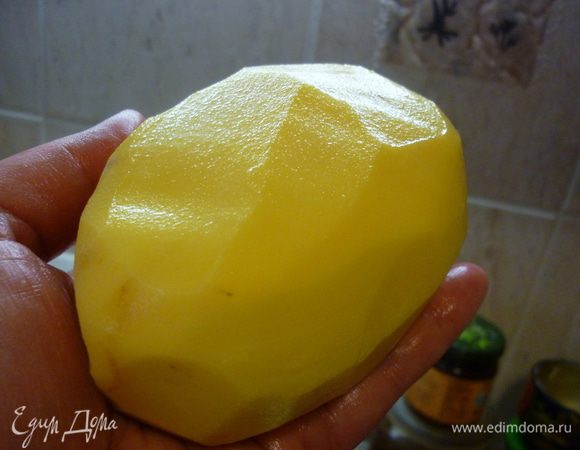 Вот такие крупные у меня картофелины были. Их почистим.