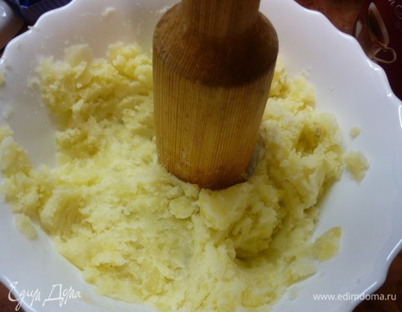 Одну такую толстушку сварить. Я варила в свч. Не солить. Помять хорошенько толкушкой.