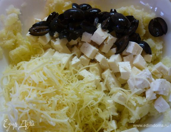 В картошку добавить сливочное масло, порезанную на кубики брынзу, натертый сыр, порубить маслинки.