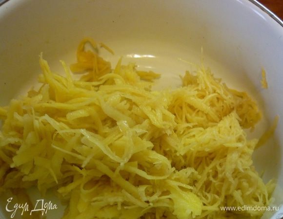 Теперь об остальной картошке. Одну натираем на крупной терке, другую - на мелкой, чтоб фактура поверхности была поинтересней.