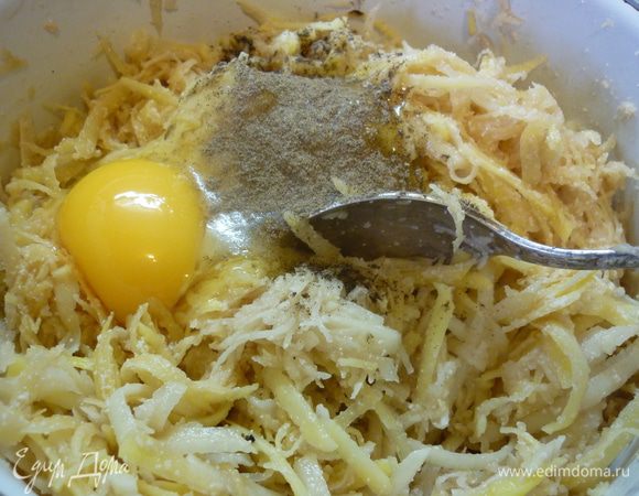 Посолим, поперчим, добавим манку (можно заменить на панировочные сухари), чтоб лишнюю влагу вытягивали. и конечно яйцо для связки всех картофельных молекул. Перемешаем.