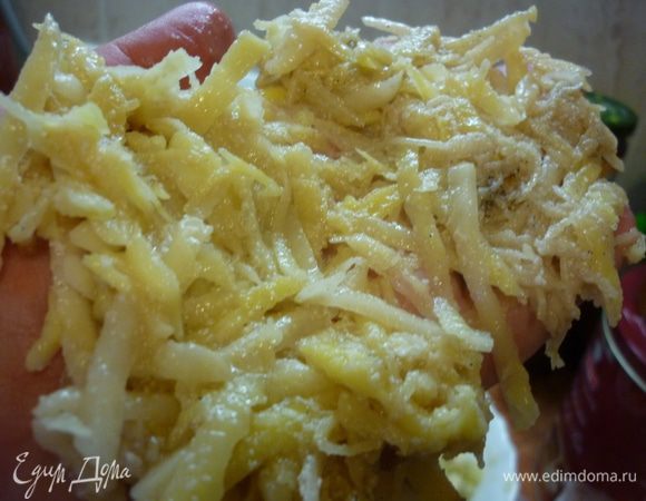 Ну а теперь все очень традиционно: мочим ладошки, на одну тонким слоем раскладываем сырые картофельные лепесточки...