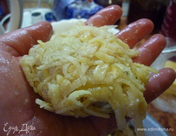 Все залепляем. И вовсе нет беды, если начинка где-то проглядывает. Это даже интересно. По сути, картошка в картофельной панировке.