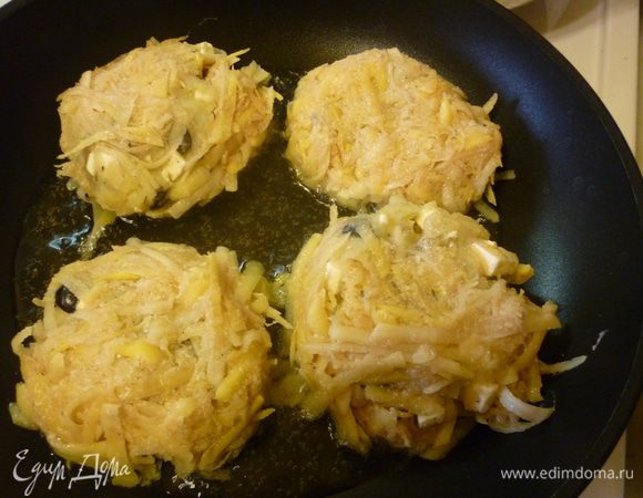 Отправляем калапуцики на сковороду с раскаленным маслом. Жарим до приятного колера...