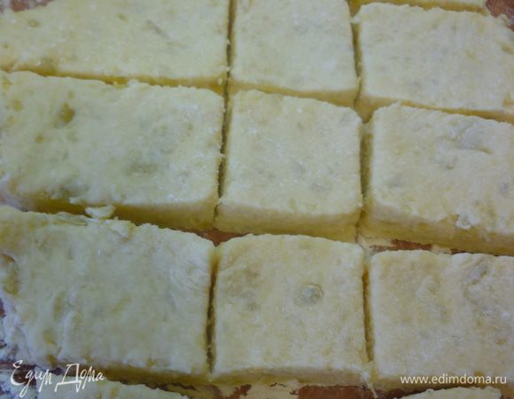 Теперь всю эту веселую компанию раскатать слоем в 1 см, порезать на полосочки и квадратики (кому как нравится),...