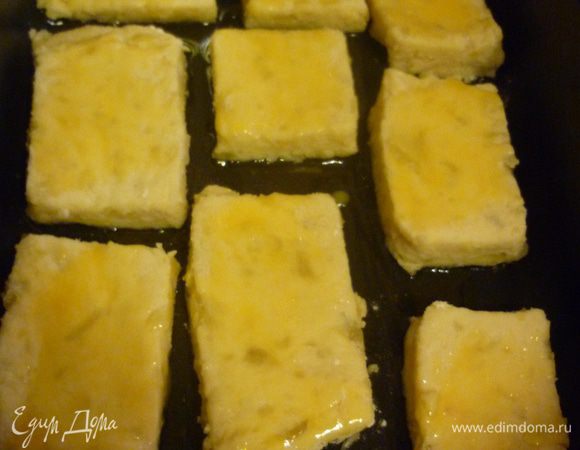 Переносим их на противень, смазываем желтком и отправляем в духовку на 20 мин при 180 градусах...