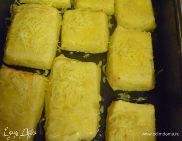 Через 10 мин на товарищей посыпать оставшийся сыр и не тревожить их до конца выпечки.