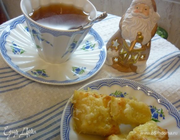 Если вы не любитель сладких историй, то к чаю такие печеньки мягонькие в самый раз. Но...вполне подходит вариант перекуса этими пышками с солеными огурчиками. Или летом с квасом. Вроде ничего особенного, а такие миленькие получаются...