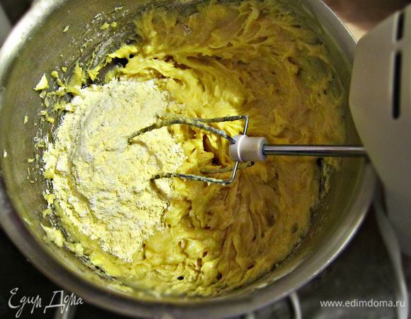 Размягчённое масло, яйца, сахар, сливки и 3 столовые ложки тертого сыра взбить блендером до однородности. Понемногу всыпать муку и замесить тесто. 