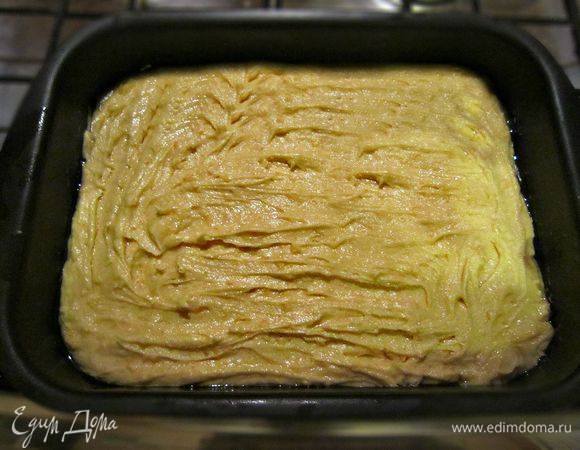 Переложить на смазанный маслом противень и запекать в духовке при 180г до золотистого цвета (около 40 мин).