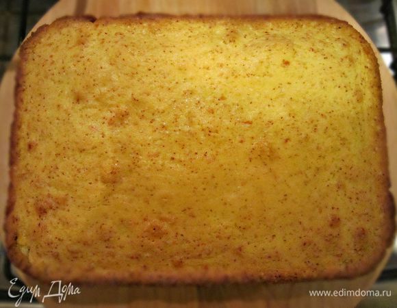 Выпеченный корж переложить на доску.