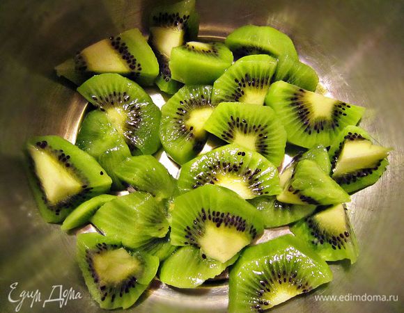 Киви измельчить в пюре (1шт оставить для украшения).