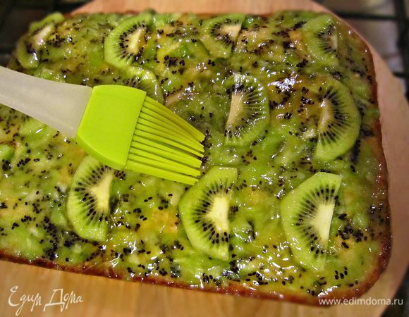 Покрыть пирог пюре, украсить нарезанными дольками киви. От себя сделала добавление - покрыла пирог сверху прозрачным желе.