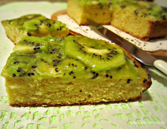 Пирог-болу остудить, нарезать кусочками и подавать к столу. Bom apetite!