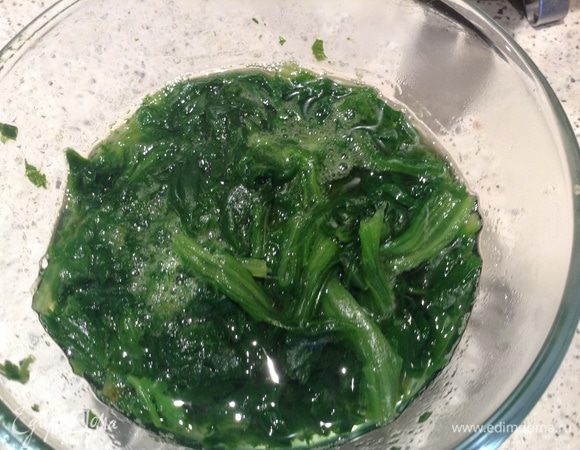 Сварить шпинат (у меня замороженный) в малом количестве воды.