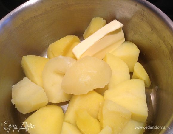 В картошку добавить масло и сделать пюре.