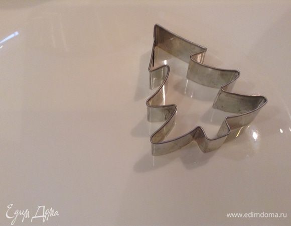 Взять форму для печенья "елочка".