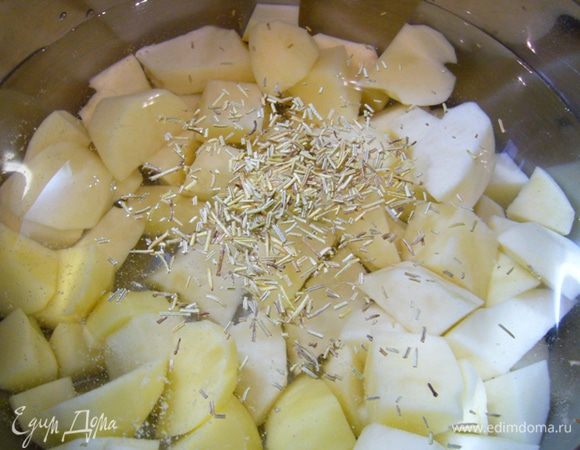 Никаких премудростей! Картофель берем рассыпчатый, с высоким содержанием крахмала. Чистим, режем крупными кусками, заливаем холодной водой, доводим до кипения, снимаем пену, добавляем розмарин (у меня – сушеный). Варим 15-20 мин.