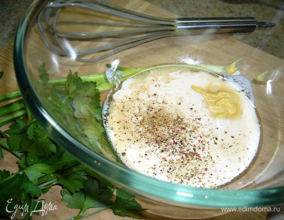 Пока картофель варится, приготовим заправку.
В миске взобьем йогурт, уксус, горчицу, приправим солью и перцем.
Тонкой струйкой вливаем оливковое масло, продолжая взбивать.
Лук и петрушку вымыть, обсушить, порезать мелко.
