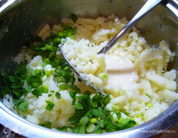 Слить воду с картофеля, вернуть кастрюлю на небольшой огонь секунд на 30, чтобы оставшаяся влага испарилась. 
Размять картофель. Влить половину заправки. Добавить лук и петрушку, перемешать. Приправить солью по вкусу.
На сковороде обжарить чоризо (у меня другая колбаса).
