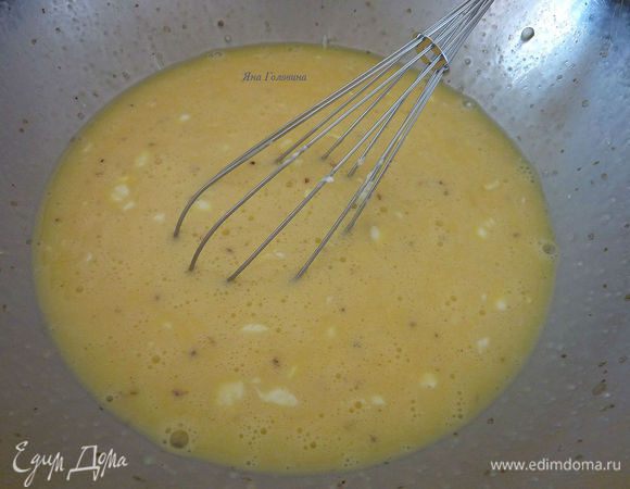 Разогреть духовку на 200°С.
Хлеб нарезать на кубики по 2 см. Грибы нарезать тонко. Сыр натереть.
В большой миске слегка взбить яйца и добавить молоко, коттедж, соль и перец, перемешать.