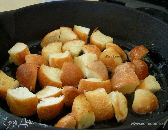 Растопить половину масла на средне высоком огне, добавить хлеб и обжарить  помешивая, до золотистого цвета минут 6. Переложить на тарелку.