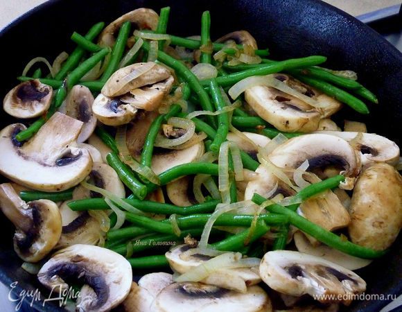 Добавить грибы и обжаривать до мягкости минут 6.
