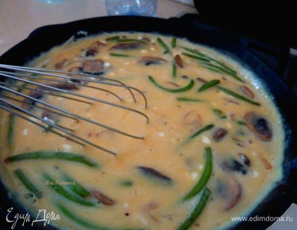 Приправить, вылить в сковороду яичную смесь и продолжать помешивать не задевая дна, пока не начнет густеть минуты 3.