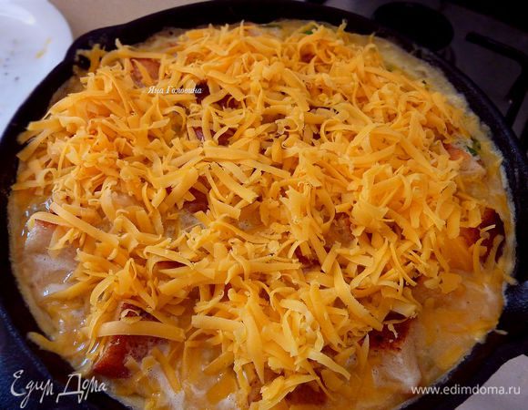 Посыпать сыром и поставить в духовку минут на 10 до готовности.