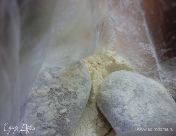 Муку и крупную соль смешать в полиэтиленовом пакете. Они исполнят роль золы (антураж). Мокрую картошку складываем в пакет, потрясем.