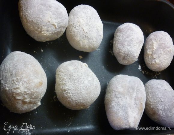 А теперь таких лапушек укладываем на противень и в духовку градусов на 190-200 на часок.