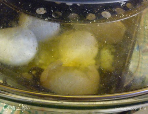 Я пекла в аэрогриле. и вот несчастье - одна картошина взорвалась. Я не наколола ее. Вот досада. В гриле - новогодний картофельный фейерверк.