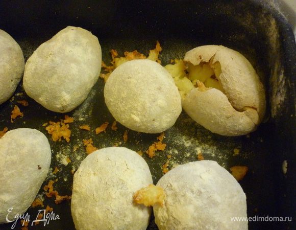 Вот минул час. Судя по взорвавшейся картофелине, все ее подружки тоже уже испеклись. Мука слегка потемнела, стала похожа на золу. А соляная корочка делает кожуру толстой, но хрупкой. Как в угольках пеклась.