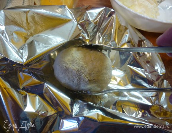 Берем каждую красотку щипцами или прихваточкой силиконовой, заворачиваем в фольгу для отпотевания. Шкурочка потом сама слезать начнет.