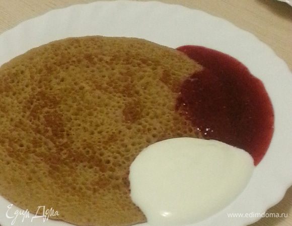 Подаем с вареньем или сметаной, а можно с тем и другим. Сынок любит намазать начинку на пористую сторону и скрутить рулетиком, начинка не вытекает.