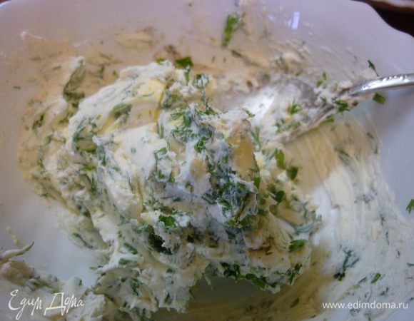 А теперь начинка. Сливочный сыр, масло, зелень, рубленный чеснок смешать, посолить и даже можно поперчить.