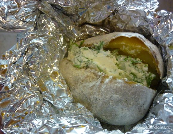 Разворачиваем фольгу, картошку вдоль пополам режем, туда упаковываем ложку начинки...минута ожидания..и..детство, детство...
