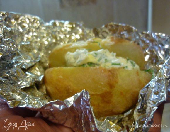 Молодую картошку можно есть с кожурой. Старая очищенная выглядит тоже вполне презентабельно. Приятных вам воспоминаний.