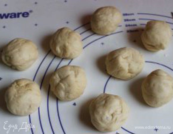 Смешаем теплое молоко с сухими дрожжами. Добавим (30 г) сахара, соль, масло (15 г) растопленое, яйцо. Постепенно сыпем муку и замешиваем тесто. Если тесто будет жидковатое, добавьте еще муки... потому что мука везде разная. Поставим его на 2 часа в теплое место. Дадим подняться. Разделим готовое  на 8 частей. Но я сделала 9. Скатаем шарики и дадим им полежать. А пока делаем начинку.