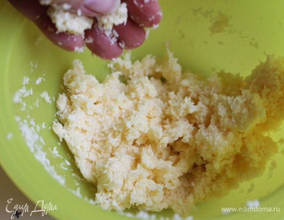 Масло (15) разотрем с сахаром (20) и добавим пол яйца (яйцо слегка взбиваем и делим пополам). Затем кокос, и замесим его руками.