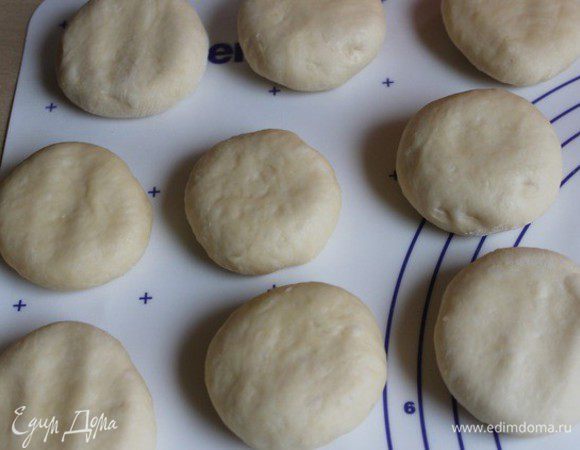 Защипаем наш кружок как мешочек. Перевернем и слегка прижмем руками. 