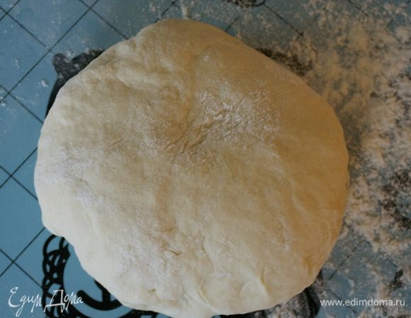 Приготовить тесто для штруделя. В миску просеять муку, добавить соль, оливковое масло и, постепенно вливая воду, замесить мягкое эластичное тесто. Вымесить тесто, оно получается очень податливое и приятное в работе. Завернуть его в пищевую пленку и убрать на 30-45 минут в прохладное место, но не в холодильник. 